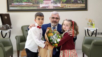 Minik Ellerden Anlamlı Bayrak Sevgisi Hediyesi Yalova İl Millî Eğitim