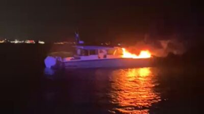 İstanbul Kadıköy’de Haydarpaşa Limanı önlerinde seyir halindeki bir özel teknede