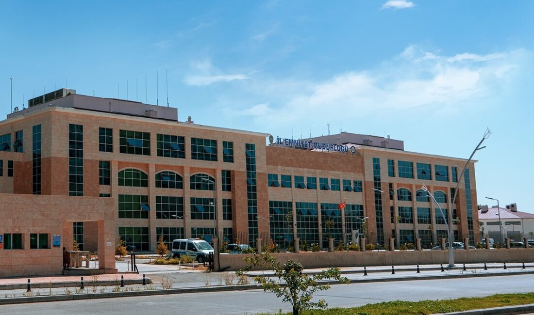 Uşak’ın Ulubey ilçesinde aile içi şiddet ihbarına giden polis ekiplerine