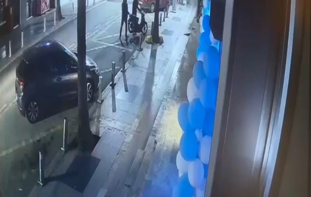 Kocaeli’nin Çayırova ilçesinde bir iş yerine motosikletle gelerek silahlı saldırı
