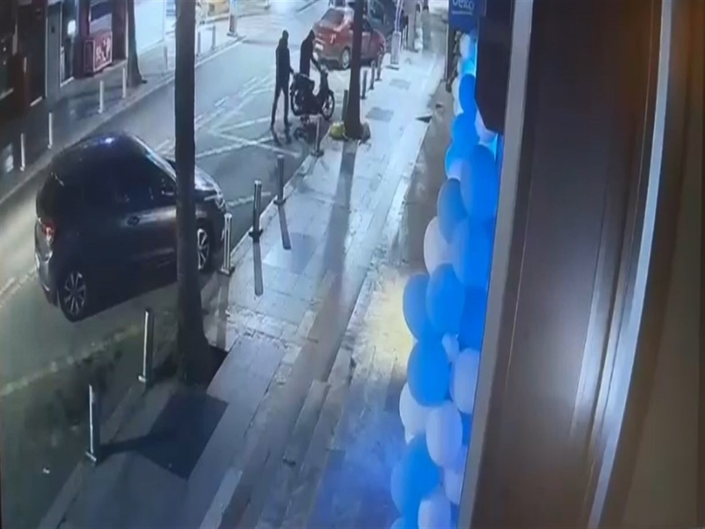 Kocaeli’nin Çayırova ilçesinde bir iş yerine motosikletle gelerek silahlı saldırı