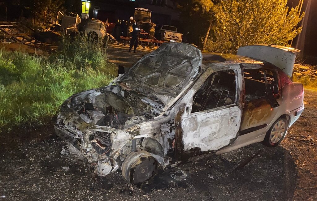 Edirne’nin Uzunköprü ilçesinde seyir halindeyken motor kısmından alev alan otomobil,