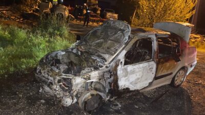 Edirne’nin Uzunköprü ilçesinde seyir halindeyken motor kısmından alev alan otomobil,