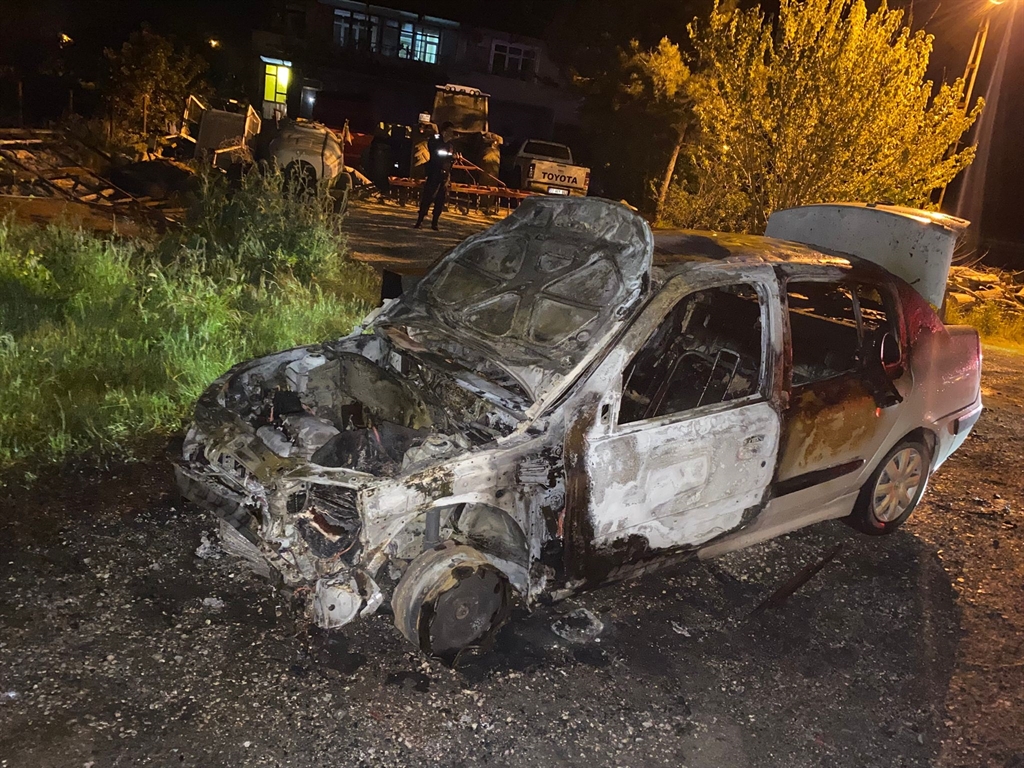 Edirne’nin Uzunköprü ilçesinde seyir halindeyken motor kısmından alev alan otomobil,