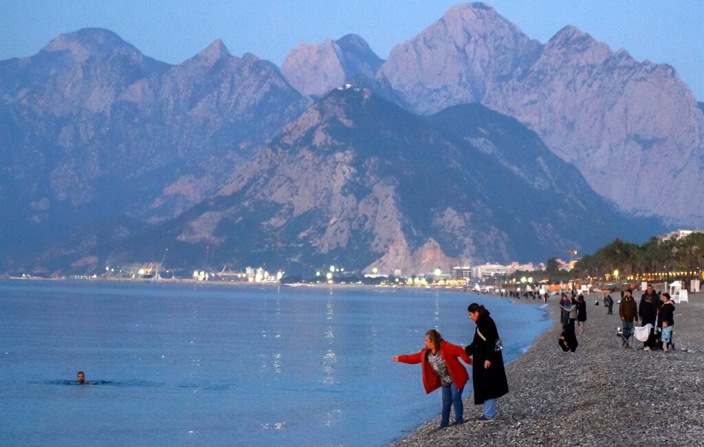 Antalya’da baharın müjdecisi olarak kabul edilen Hıdırellez, günün ilk ışıklarıyla