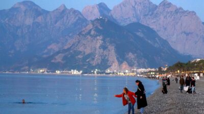 Antalya’da baharın müjdecisi olarak kabul edilen Hıdırellez, günün ilk ışıklarıyla