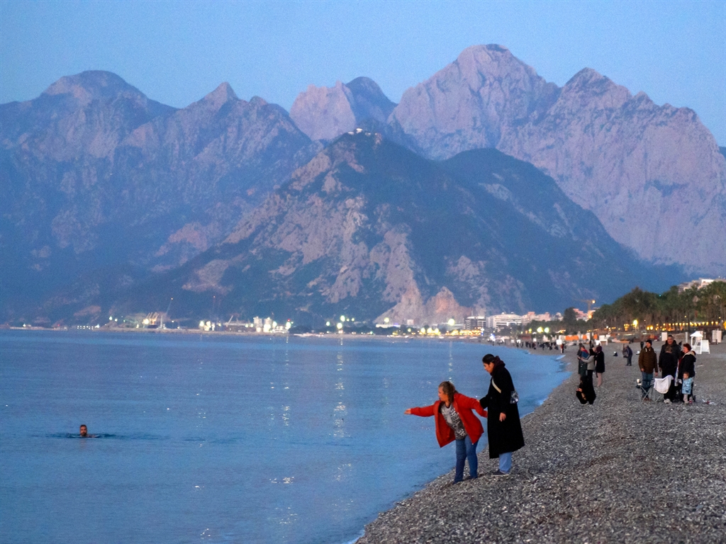 Antalya’da baharın müjdecisi olarak kabul edilen Hıdırellez, günün ilk ışıklarıyla