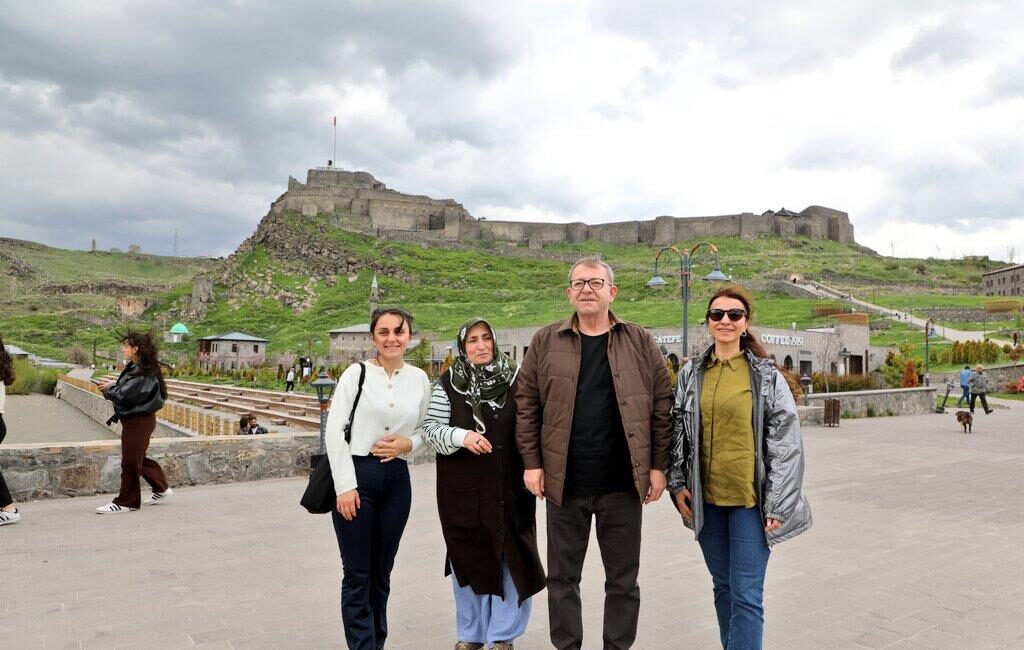 ​Kars Valisi Ziya Polat, bayram dolayısıyla çıktığı şehir gezisinde vatandaşlarla
