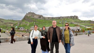 ​Kars Valisi Ziya Polat, bayram dolayısıyla çıktığı şehir gezisinde vatandaşlarla