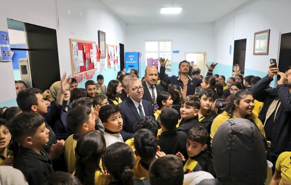 ​Kars Valisi Ziya Polat, il genelinde gerçekleştirdiği okul ziyaretleri kapsamında