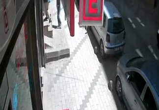 İstanbul genelinde gündüz vakitlerinde boş olduğunu tespit ettikleri evlere girerek