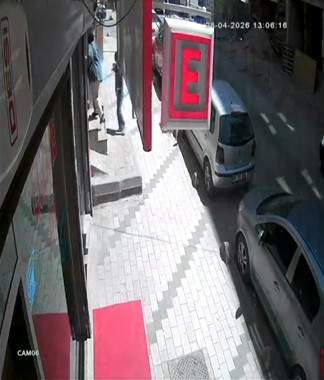 İstanbul genelinde gündüz vakitlerinde boş olduğunu tespit ettikleri evlere girerek