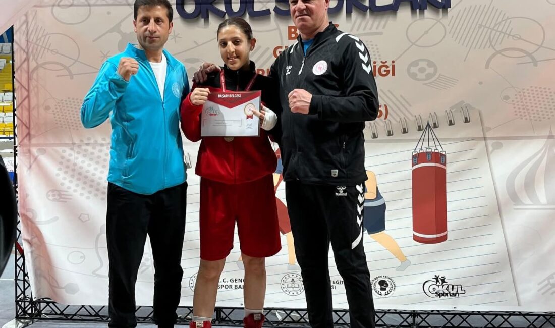 ​Karslı genç sporcu Ebrar Kavak, ringde fırtına gibi eserek göğsümüzü