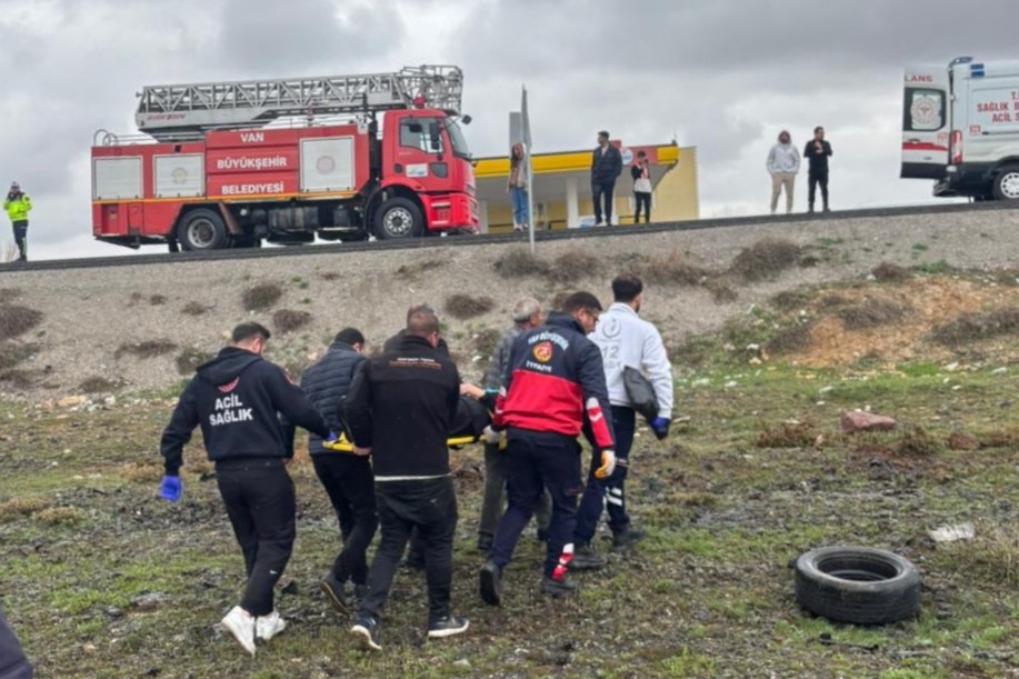 Van’ın Çaldıran ilçesinde kontrolden çıkan bir kamyonetin şarampole yuvarlanması sonucu