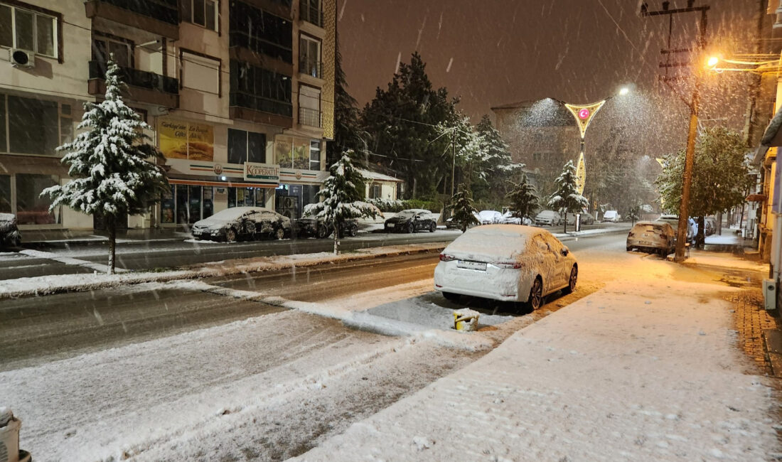 Afyonkarahisar genelinde dün öğle saatlerinden itibaren etkili olan yoğun kar