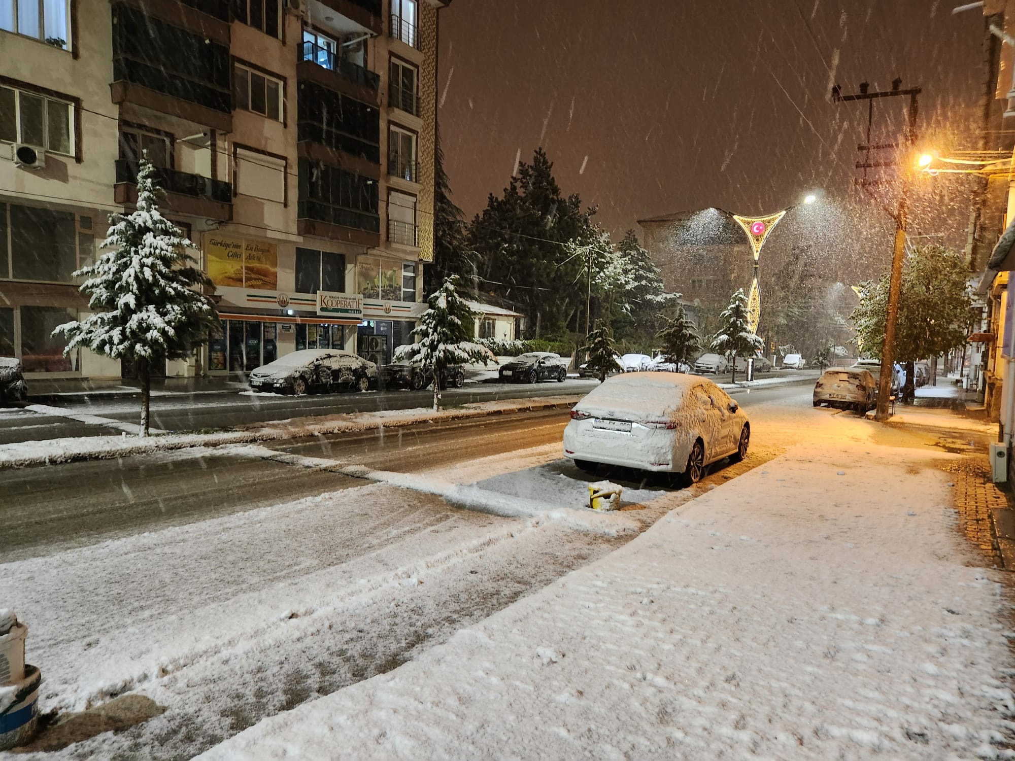 Afyonkarahisar genelinde dün öğle saatlerinden itibaren etkili olan yoğun kar