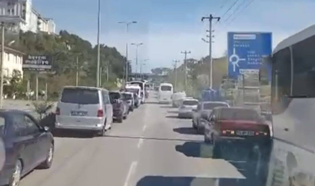 Bartın’da, sıkışık trafikte sürücüler, hasta taşıyan ambulansa fermuar sistemiyle yol
