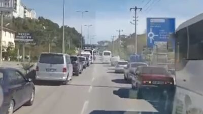Bartın’da, sıkışık trafikte sürücüler, hasta taşıyan ambulansa fermuar sistemiyle yol