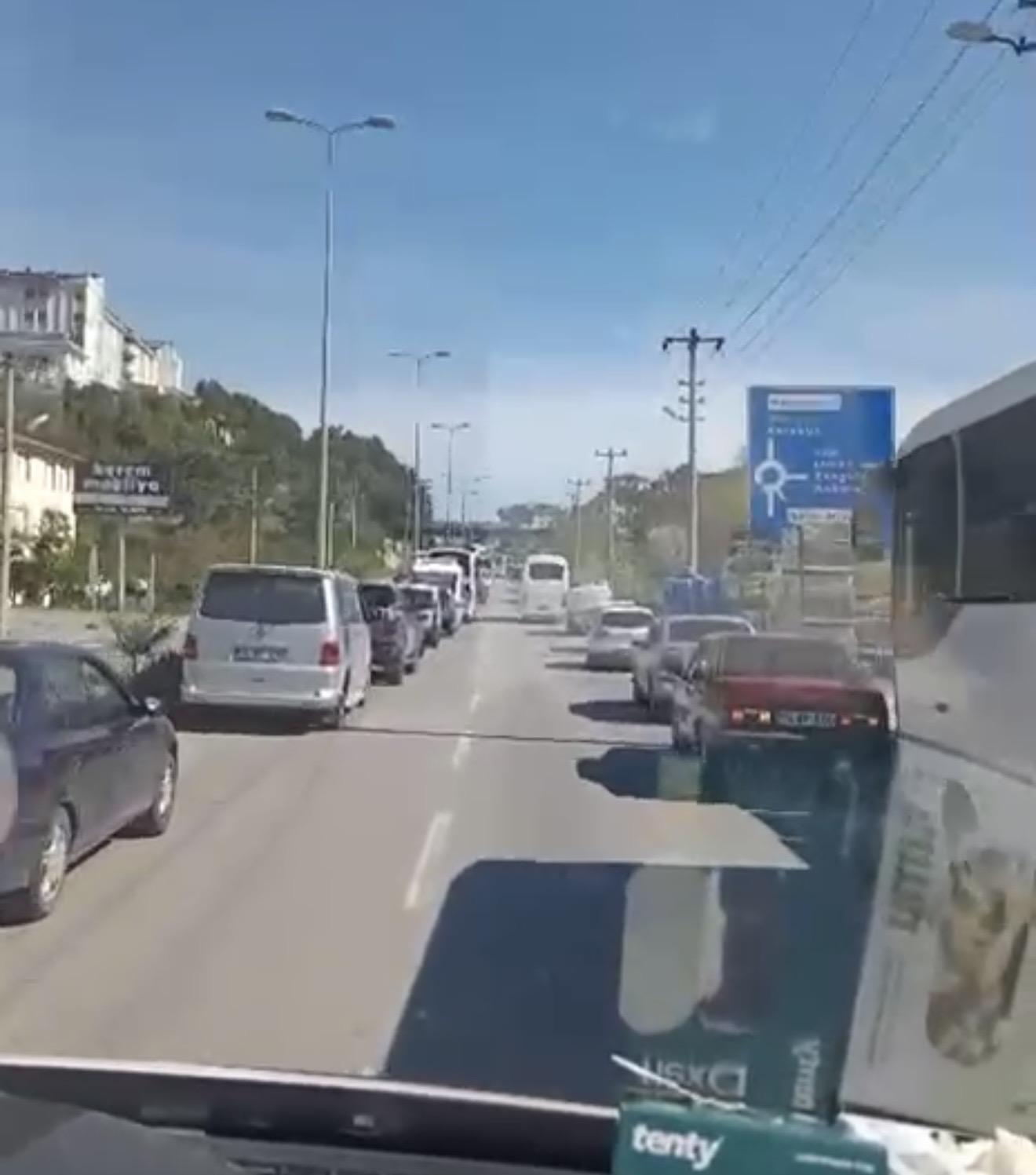 Bartın’da, sıkışık trafikte sürücüler, hasta taşıyan ambulansa fermuar sistemiyle yol