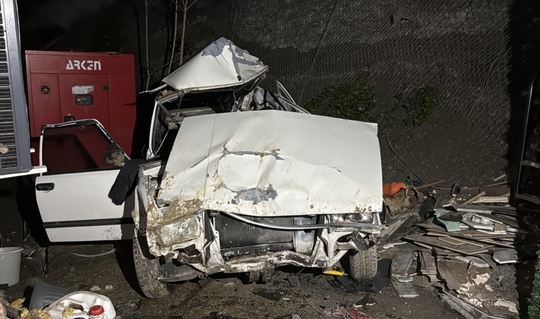 Karabük’te, frenlerinin boşaldığı iddia edilen bir otomobil kontrolden çıkarak bir