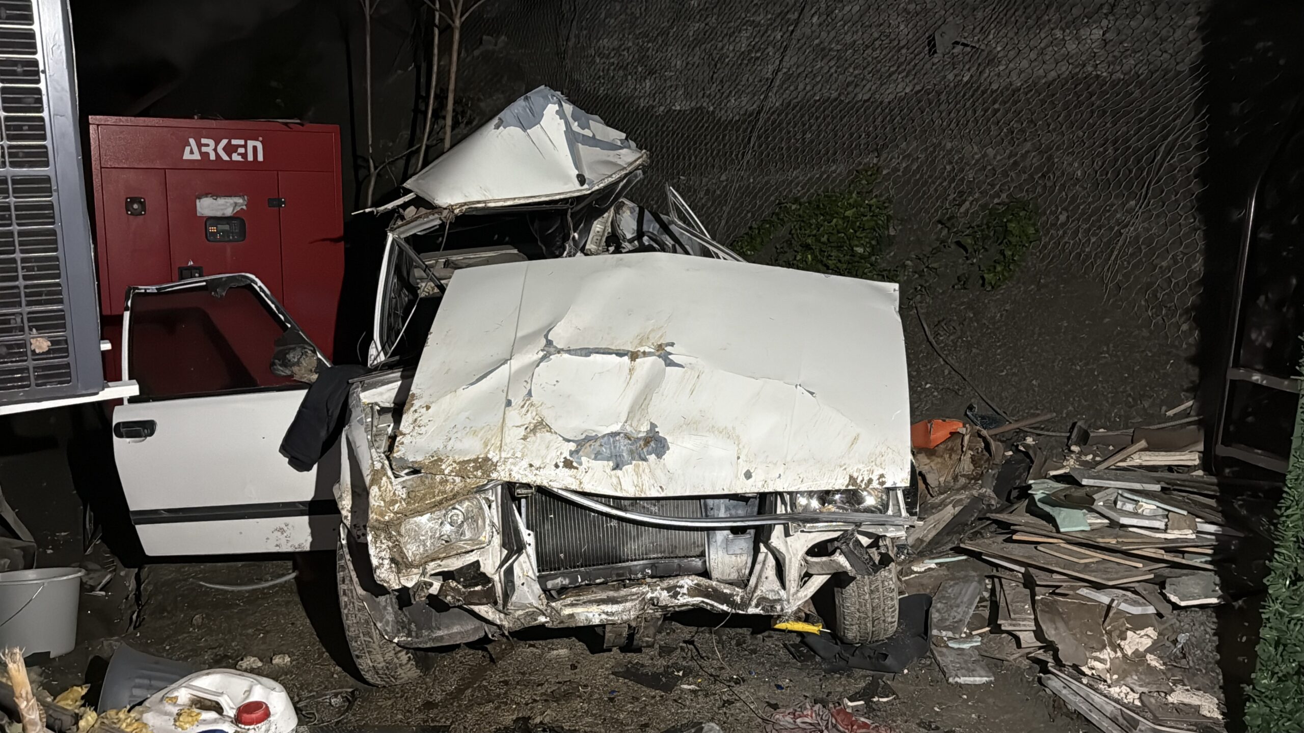 Karabük’te, frenlerinin boşaldığı iddia edilen bir otomobil kontrolden çıkarak bir