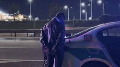 İstanbul Ataşehir’de polisin “dur” ihtarına uymayarak kaçan motosiklet sürücüsü ve