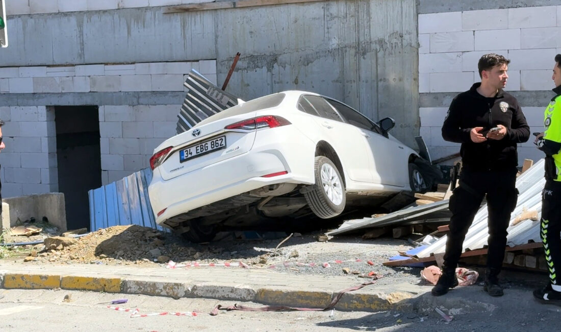 İstanbul Avcılar’da sürücüsünün fren yerine gaza bastığı otomobil, yolun karşısına