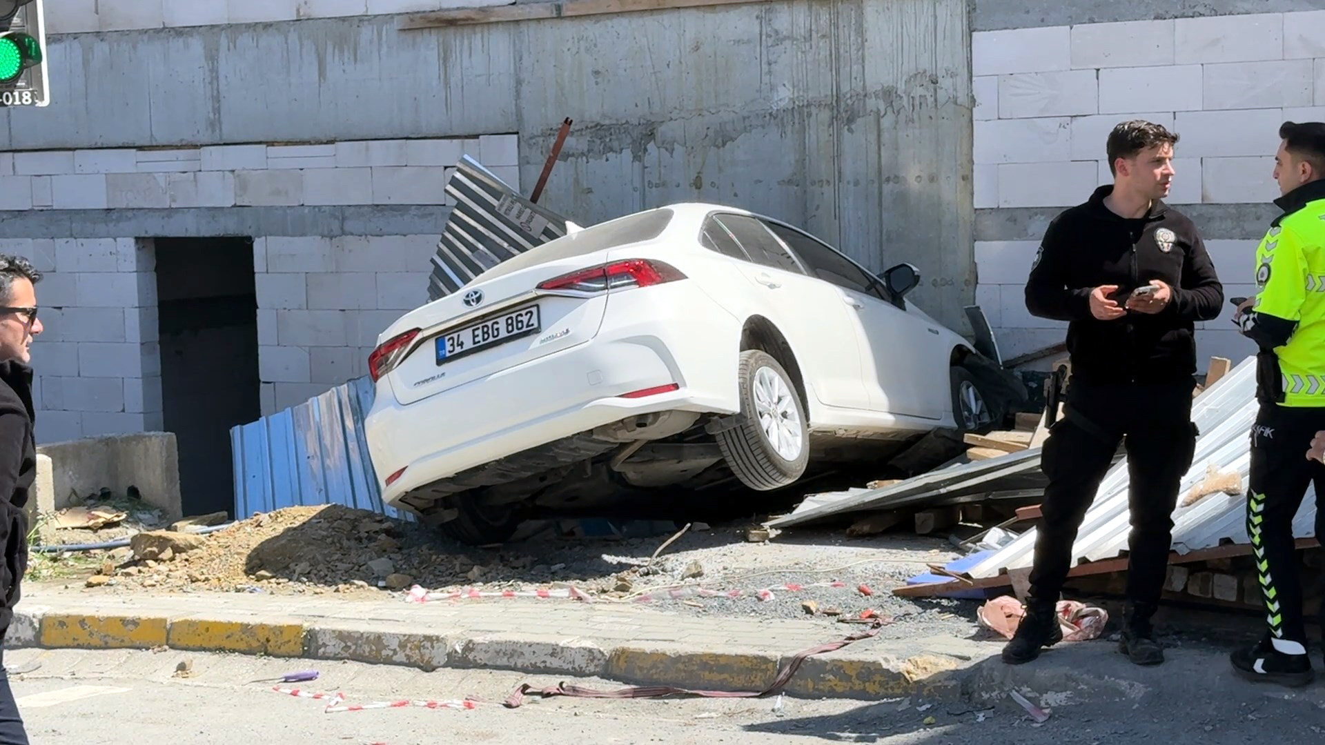 İstanbul Avcılar’da sürücüsünün fren yerine gaza bastığı otomobil, yolun karşısına