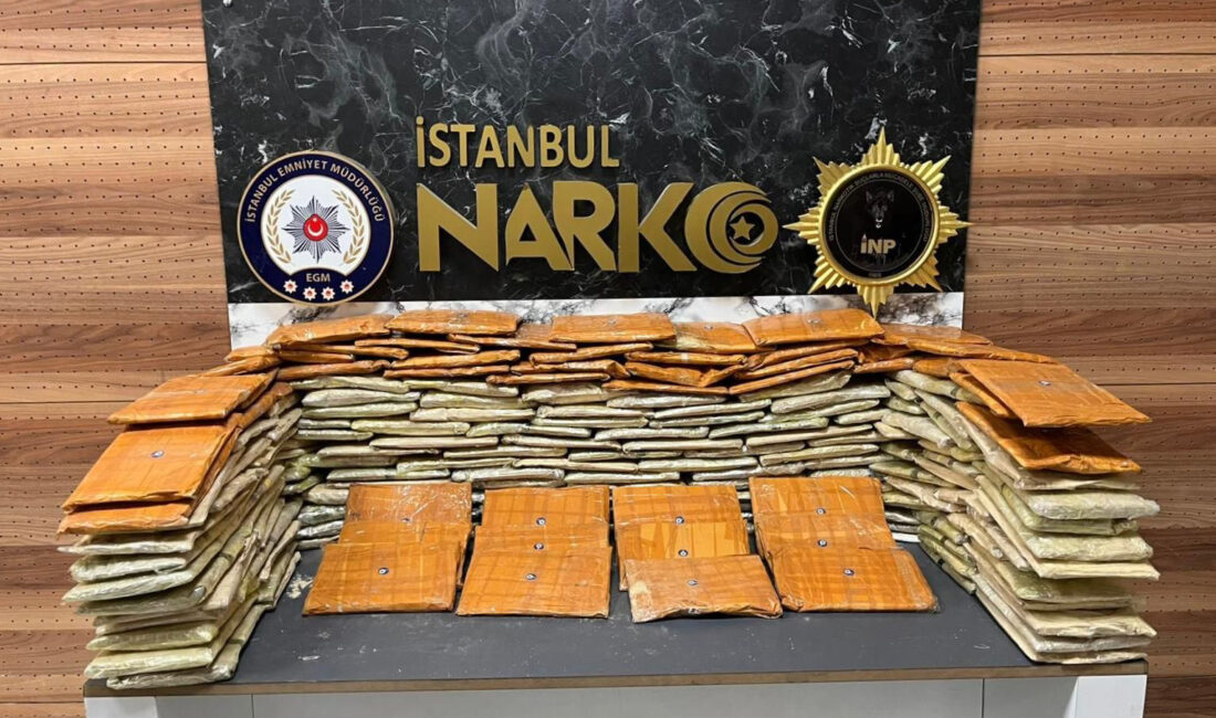 İstanbul’un Bağcılar ilçesinde düzenlenen uyuşturucu operasyonunda, bir kamyonette taşınan duş