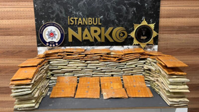 İstanbul’un Bağcılar ilçesinde düzenlenen uyuşturucu operasyonunda, bir kamyonette taşınan duş