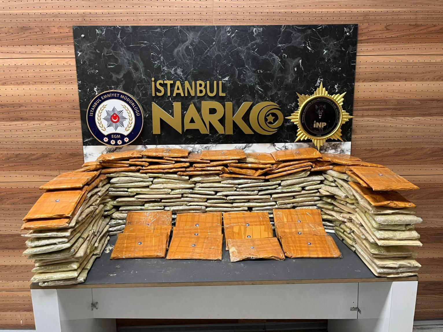 İstanbul’un Bağcılar ilçesinde düzenlenen uyuşturucu operasyonunda, bir kamyonette taşınan duş