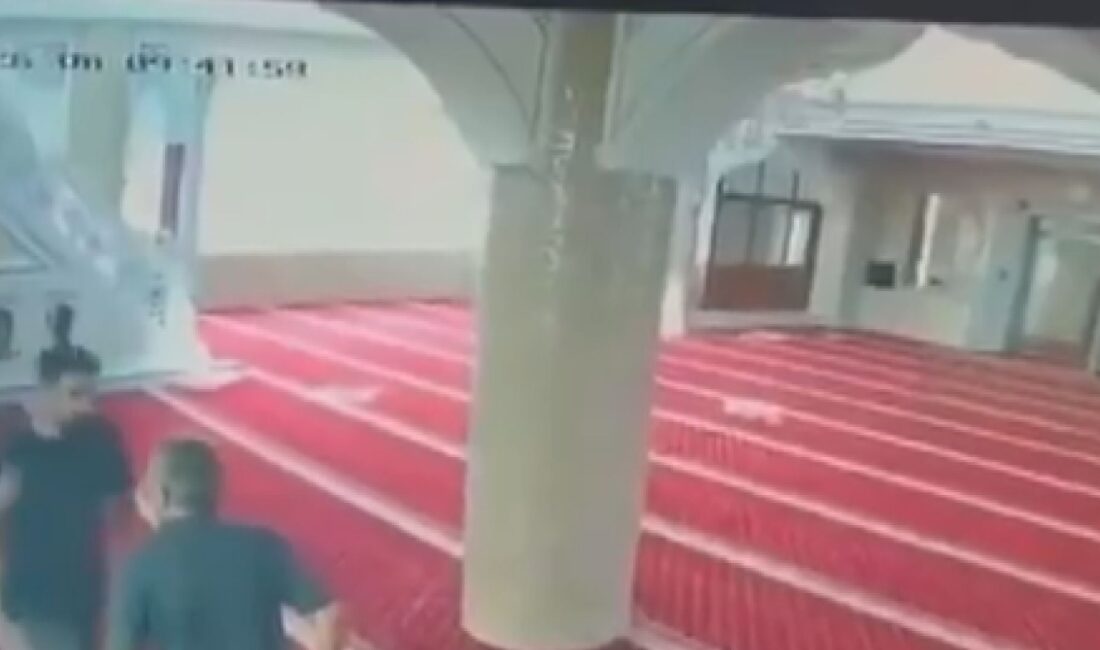 İstanbul’un Bahçelievler ilçesinde bir cami imamı, içeride temizlik yaptığı sırada