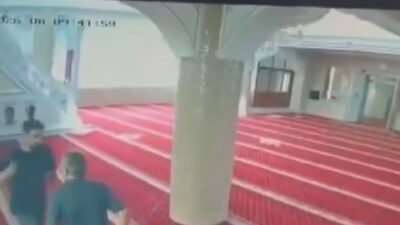İstanbul’un Bahçelievler ilçesinde bir cami imamı, içeride temizlik yaptığı sırada