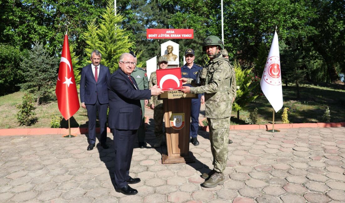 EDİRNE / TEKHA MİLLİ Savunma Bakanı Yaşar Güler, Edirne Selimiye
