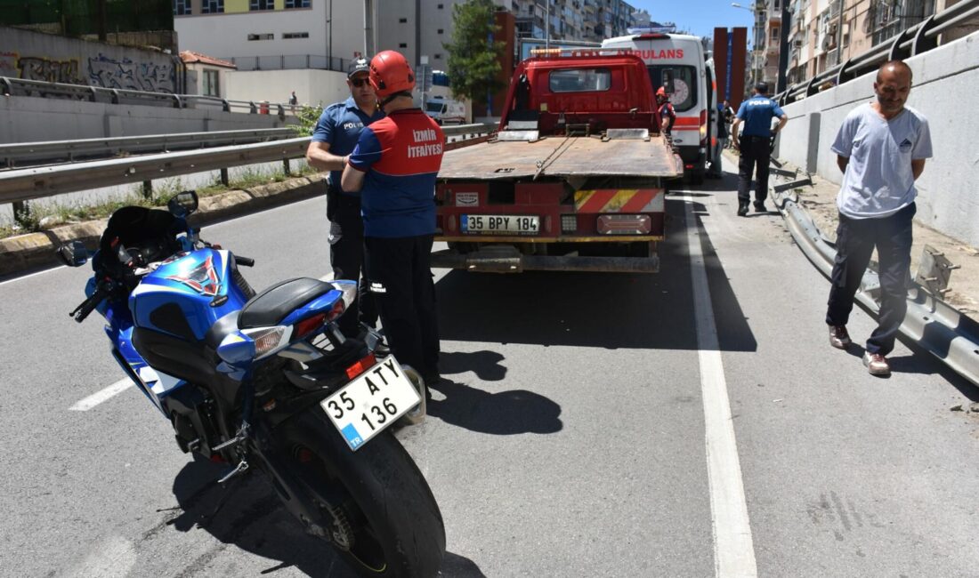 İzmir’in Konak ilçesinde meydana gelen trafik kazasında, kontrolden çıkarak demir