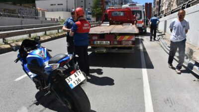 İzmir’in Konak ilçesinde meydana gelen trafik kazasında, kontrolden çıkarak demir