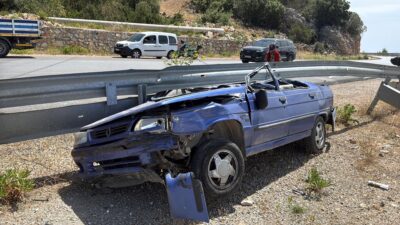 Muğla’nın Bodrum ilçesinde, sürücüsünün direksiyon hakimiyetini kaybettiği otomobil, karşı şeride