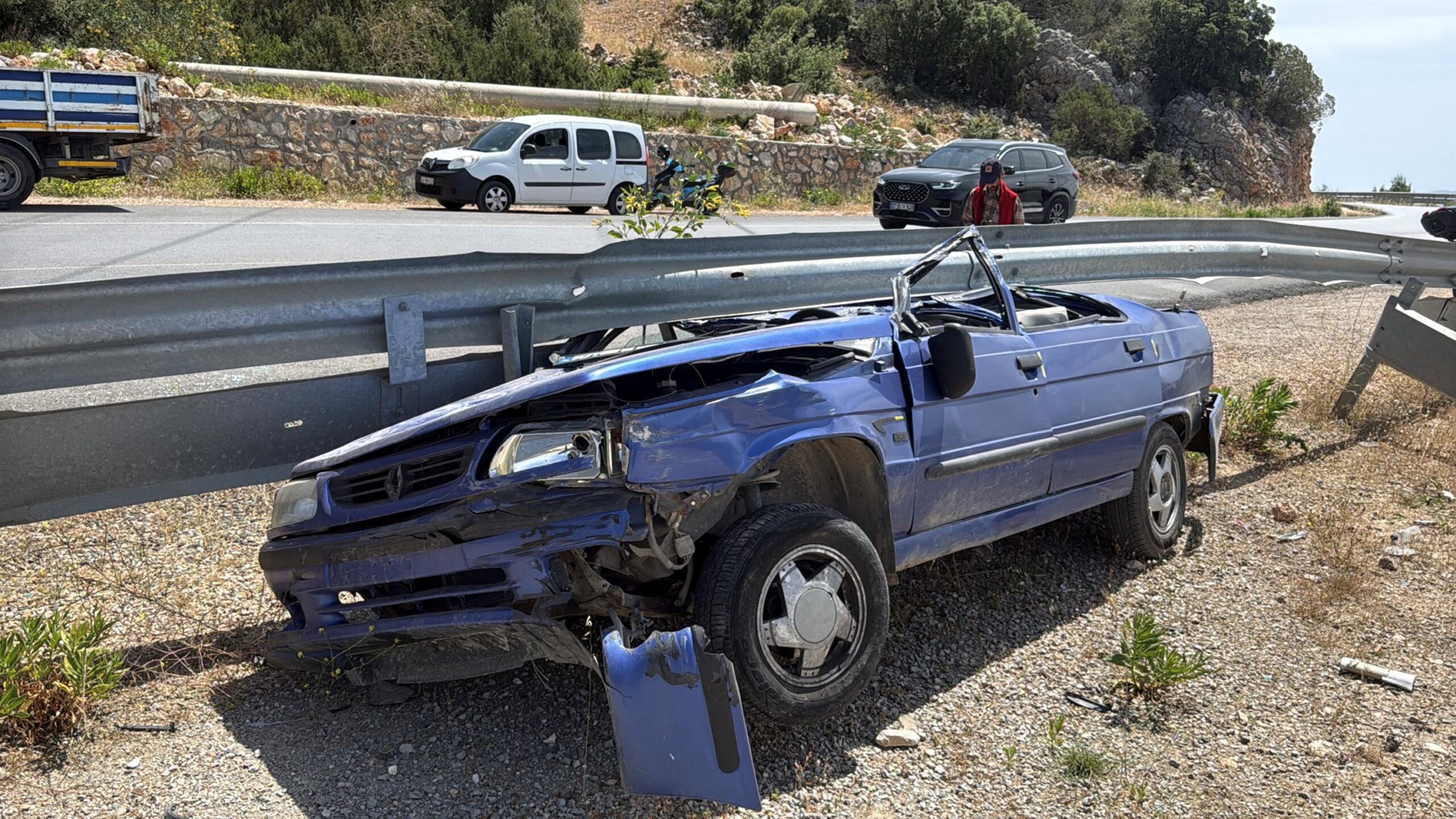 Muğla’nın Bodrum ilçesinde, sürücüsünün direksiyon hakimiyetini kaybettiği otomobil, karşı şeride