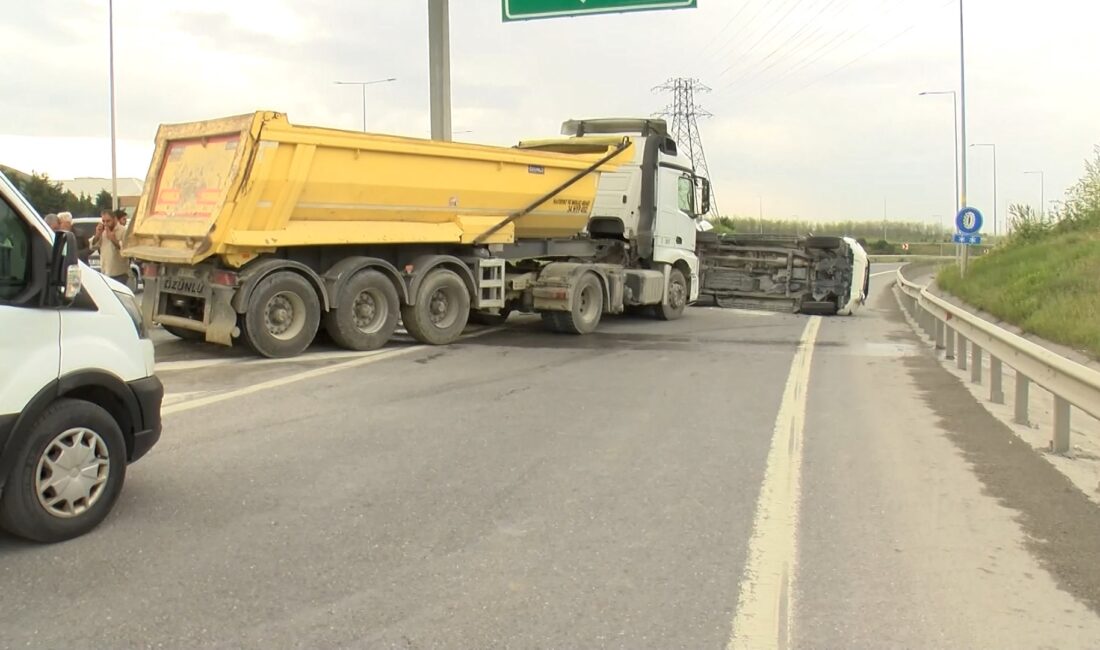 Başakşehir’de sapağı kaçıran kamyonet sürücüsünün yaptığı ani manevra, hafriyat kamyonuyla