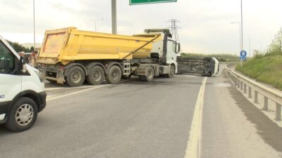 Başakşehir’de sapağı kaçıran kamyonet sürücüsünün yaptığı ani manevra, hafriyat kamyonuyla
