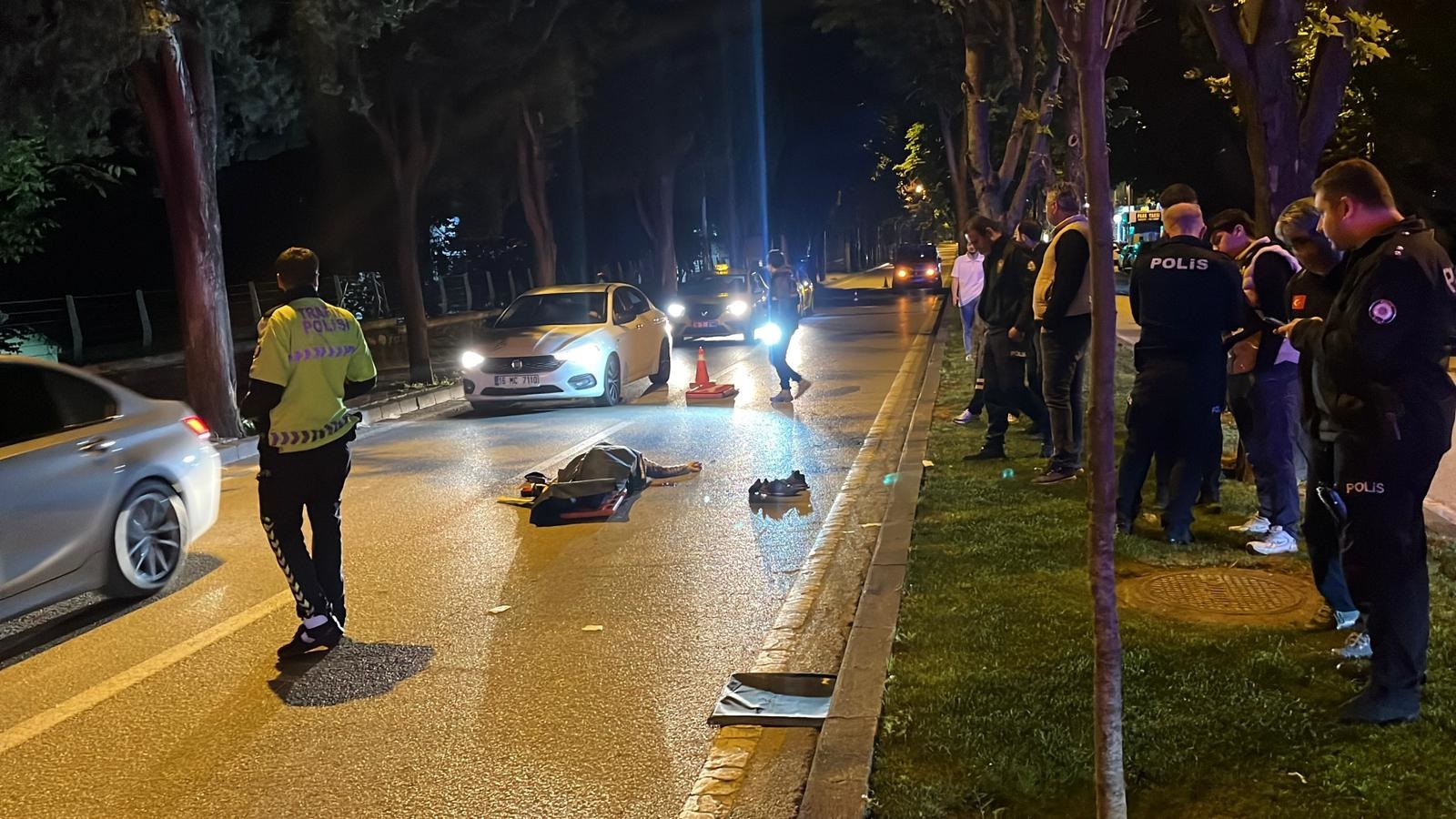 Bursa’nın Osmangazi ilçesinde kontrolden çıktıktan sonra refüje çarpıp devrilen motosikletin
