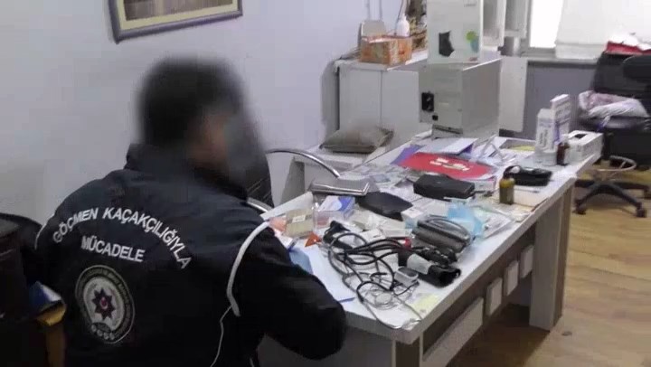 Bursa’da kendilerini doktor olarak tanıtıp evlerini yasa dışı polikliniklere çeviren