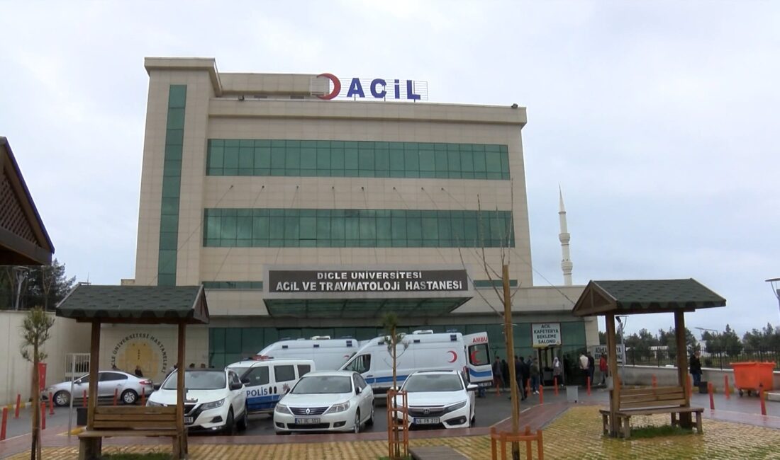 Diyarbakır Dicle Üniversitesi Hastanesi Acil Servisi’nde görevli bir doktora bıçak