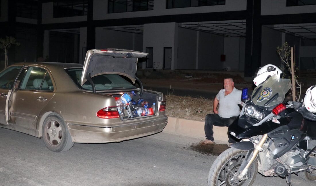 Antalya’da polis ekiplerinin ‘dur’ ihtarına uymayarak otomobiliyle kaçmaya çalışan ehliyetsiz