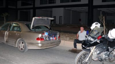 Antalya’da polis ekiplerinin ‘dur’ ihtarına uymayarak otomobiliyle kaçmaya çalışan ehliyetsiz