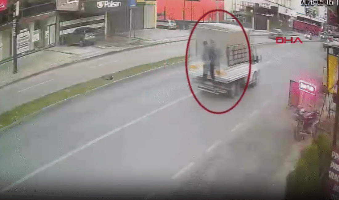 Adana’nın Yüreğir ilçesinde, motosikletle takip ettikleri seyir halindeki kamyonetin kasasından