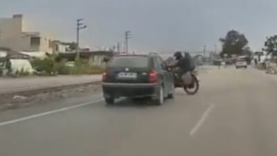 Hatay’ın Samandağ ilçesinde otomobil ile motosikletin çarpışması sonucu meydana gelen