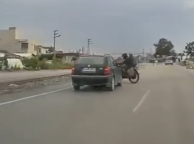 Hatay’ın Samandağ ilçesinde otomobil ile motosikletin çarpışması sonucu meydana gelen