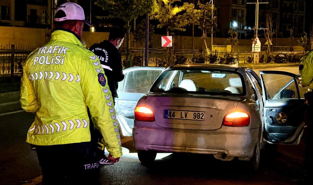 Malatya’nın Battalgazi ilçesinde gece saatlerinde meydana gelen trafik kazasında, yolun