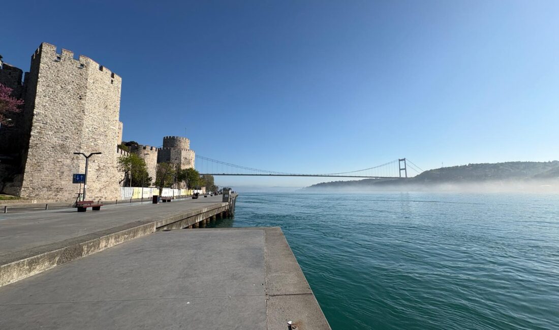 İstanbul’da gece saatlerinden itibaren etkisini gösteren yoğun sis, sabahın ilk